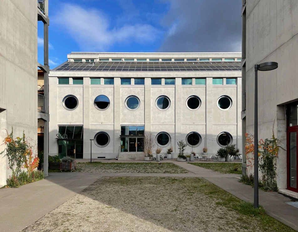 In earlier days Basel’s municipal storage corporation building served to store grain and coffee. It now houses a hostel, studios for firms and freelancers and spaces for rent.